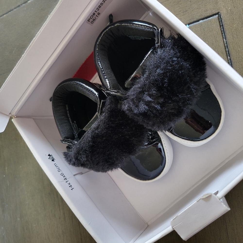 ALDO Newborn Black Fur-Trim Booties - Picture 4 of 6